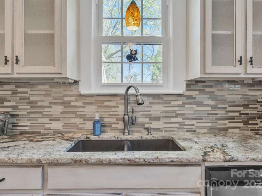 528 1st Avenue, Hickory, NC 28601.  MLS# CAR4246319, YatesRealty ID 15617. 