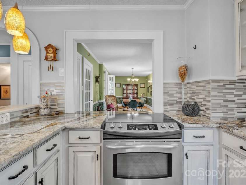 528 1st Avenue, Hickory, NC 28601.  MLS# CAR4246319, YatesRealty ID 15617. 