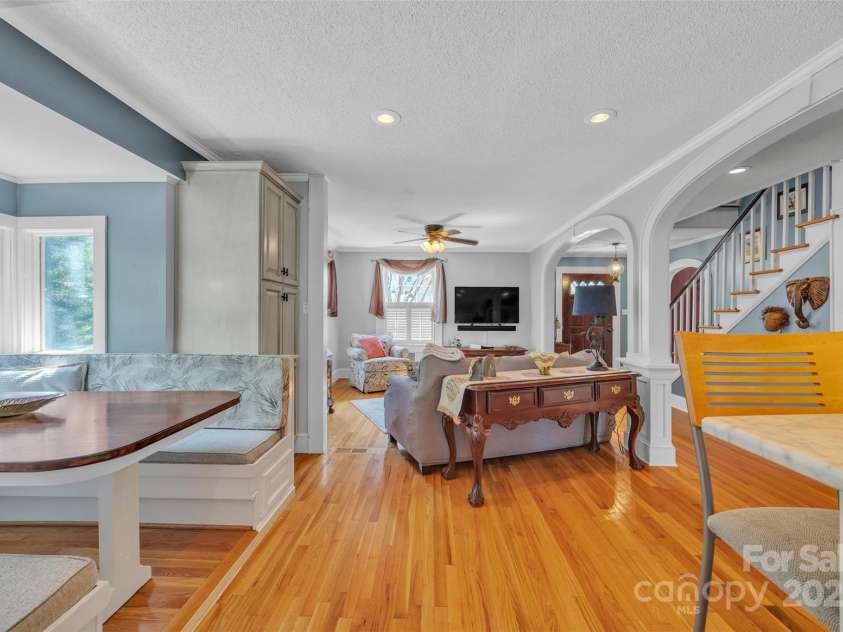 528 1st Avenue, Hickory, NC 28601.  MLS# CAR4246319, YatesRealty ID 15617. 