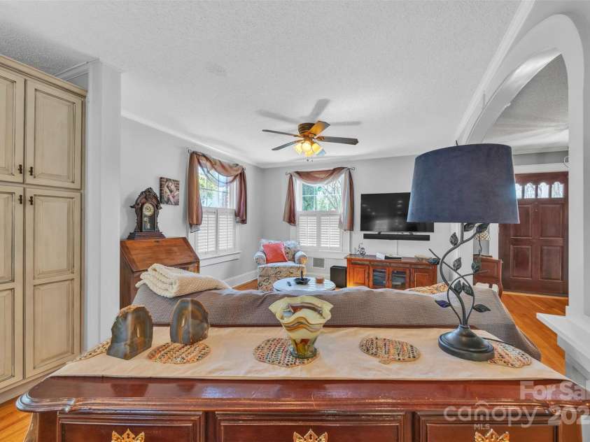528 1st Avenue, Hickory, NC 28601.  MLS# CAR4246319, YatesRealty ID 15617. 