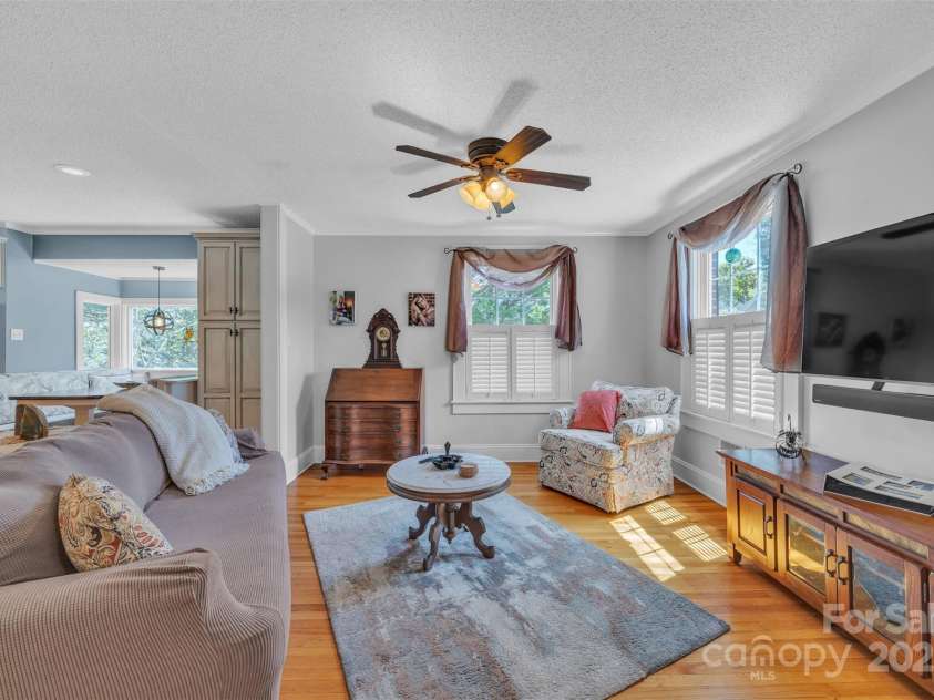 528 1st Avenue, Hickory, NC 28601.  MLS# CAR4246319, YatesRealty ID 15617. 