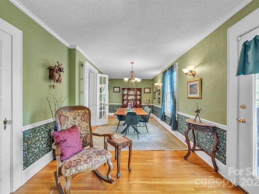 528 1st Avenue, Hickory, NC 28601.  MLS# CAR4246319, YatesRealty ID 15617. 