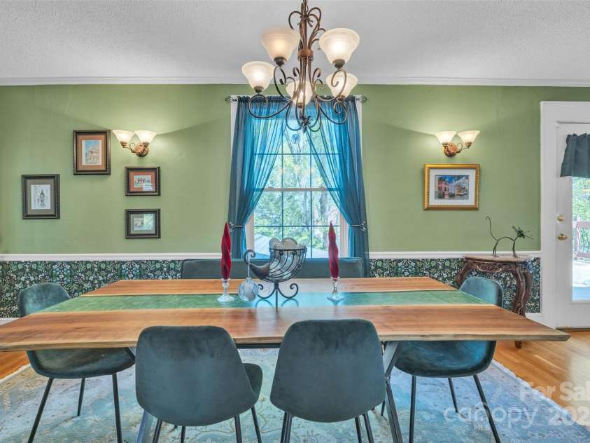 528 1st Avenue, Hickory, NC 28601.  MLS# CAR4246319, YatesRealty ID 15617. 