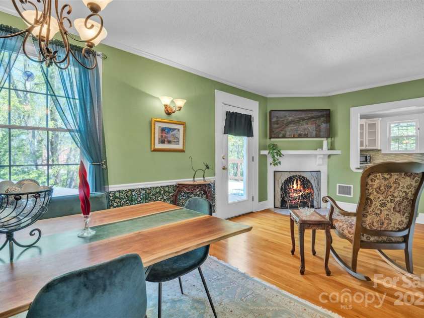 528 1st Avenue, Hickory, NC 28601.  MLS# CAR4246319, YatesRealty ID 15617. 