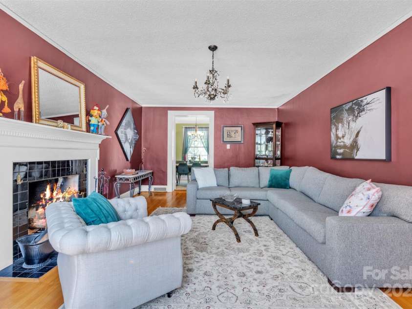 528 1st Avenue, Hickory, NC 28601.  MLS# CAR4246319, YatesRealty ID 15617. 