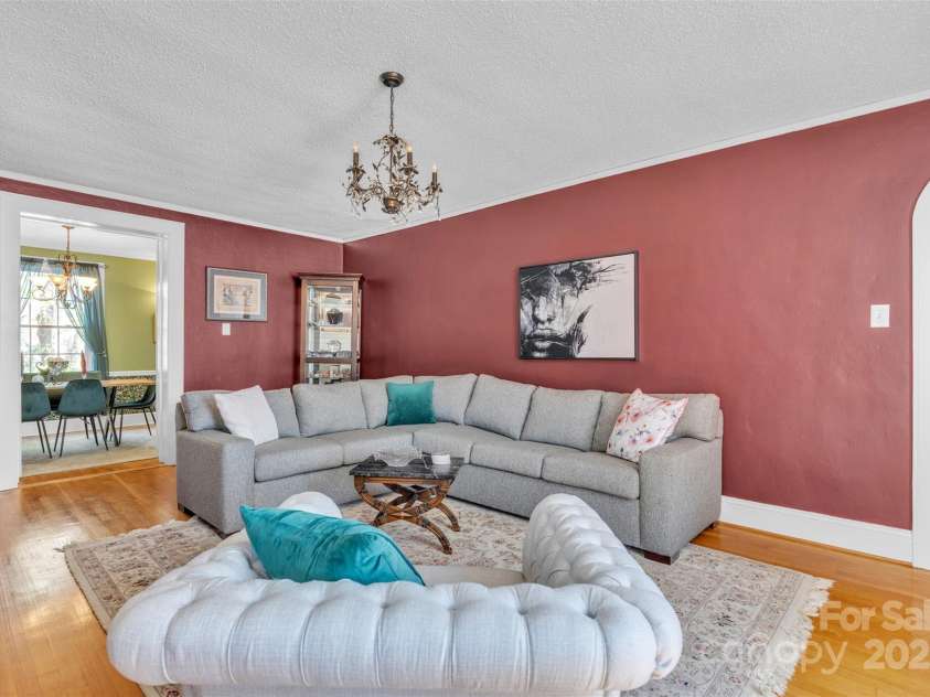528 1st Avenue, Hickory, NC 28601.  MLS# CAR4246319, YatesRealty ID 15617. 