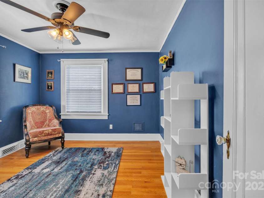 528 1st Avenue, Hickory, NC 28601.  MLS# CAR4246319, YatesRealty ID 15617. 