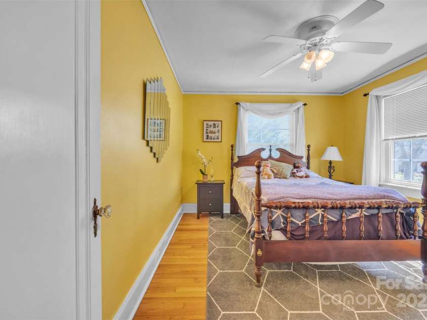 528 1st Avenue, Hickory, NC 28601.  MLS# CAR4246319, YatesRealty ID 15617. 