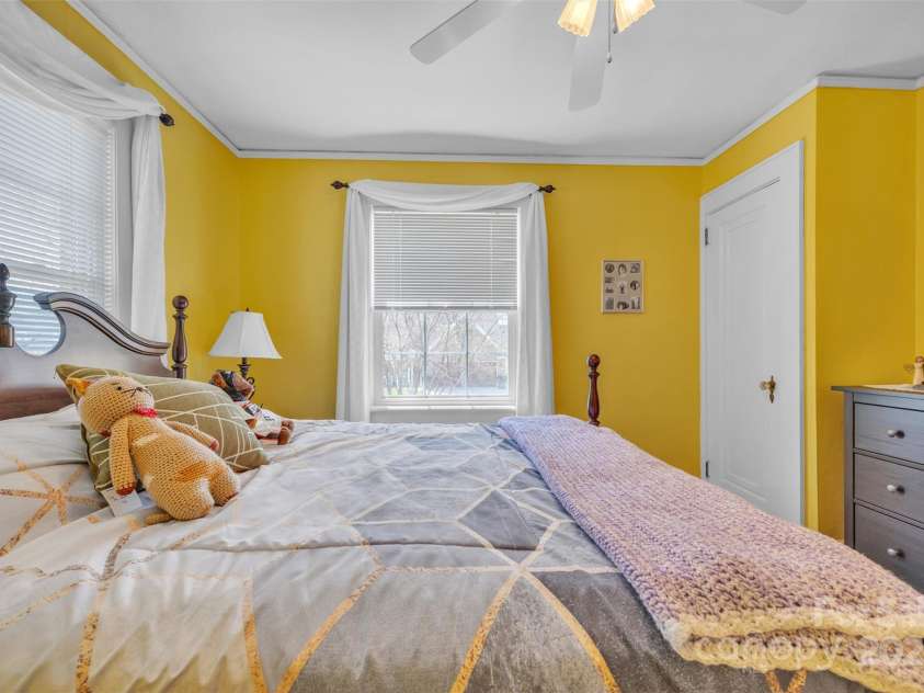528 1st Avenue, Hickory, NC 28601.  MLS# CAR4246319, YatesRealty ID 15617. 