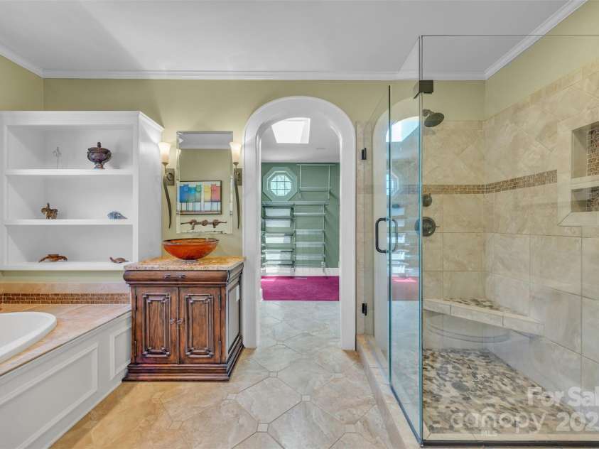 528 1st Avenue, Hickory, NC 28601.  MLS# CAR4246319, YatesRealty ID 15617. 