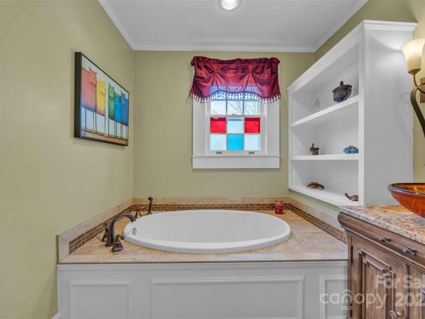 528 1st Avenue, Hickory, NC 28601.  MLS# CAR4246319, YatesRealty ID 15617. 