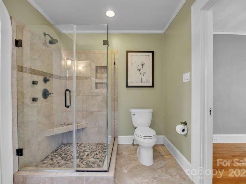 528 1st Avenue, Hickory, NC 28601.  MLS# CAR4246319, YatesRealty ID 15617. 