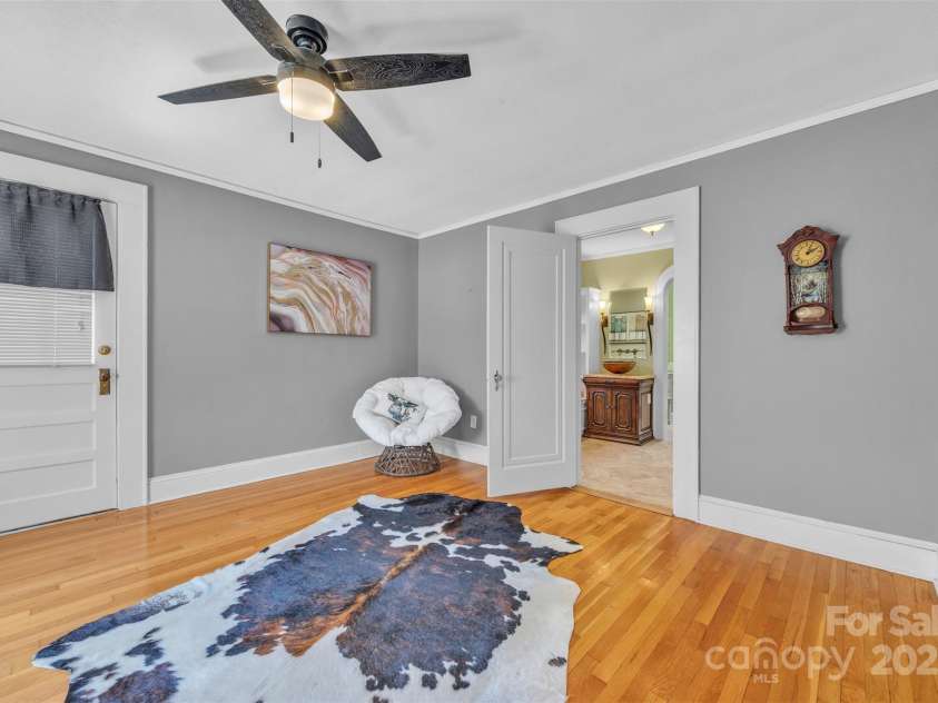 528 1st Avenue, Hickory, NC 28601.  MLS# CAR4246319, YatesRealty ID 15617. 