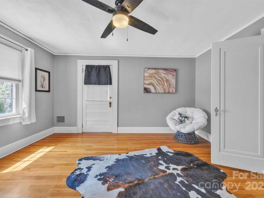 528 1st Avenue, Hickory, NC 28601.  MLS# CAR4246319, YatesRealty ID 15617. 