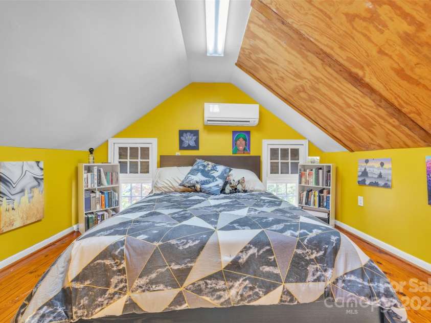 528 1st Avenue, Hickory, NC 28601.  MLS# CAR4246319, YatesRealty ID 15617. 