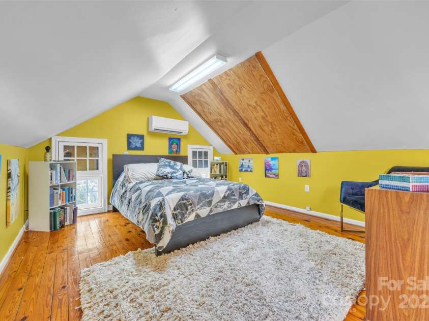 528 1st Avenue, Hickory, NC 28601.  MLS# CAR4246319, YatesRealty ID 15617. 