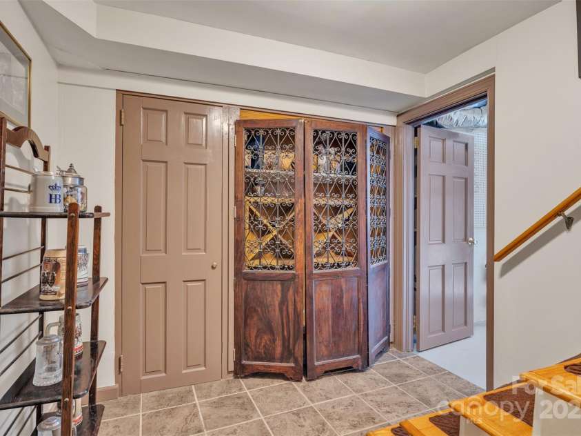 528 1st Avenue, Hickory, NC 28601.  MLS# CAR4246319, YatesRealty ID 15617. 