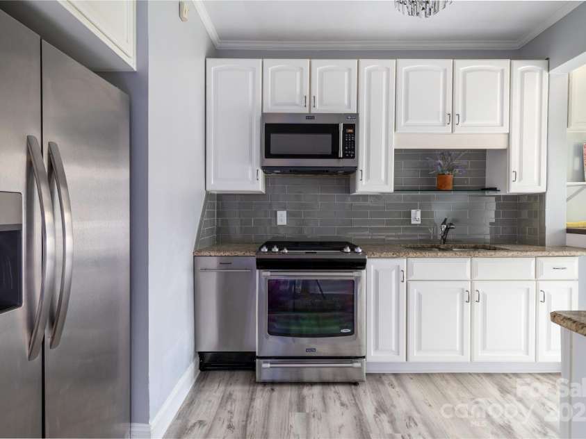 524 Hawthorne Lane, Charlotte, NC 28204.  MLS# CAR4263510, YatesRealty ID 15618. Kitchen