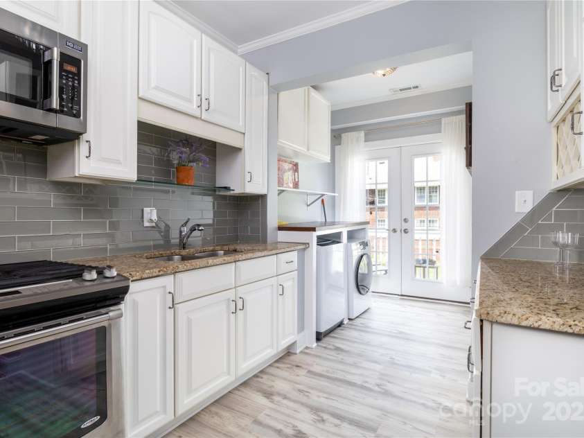 524 Hawthorne Lane, Charlotte, NC 28204.  MLS# CAR4263510, YatesRealty ID 15618. Kitchen