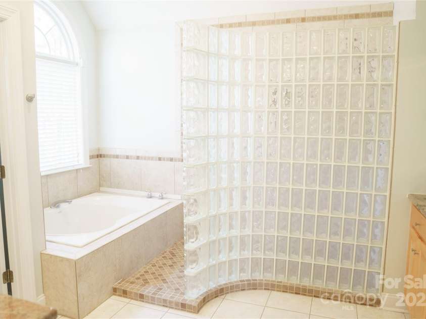 214 Harbor Landing Drive, Mooresville, NC 28117.  MLS# CAR4326069, YatesRealty ID 15621. Primary Bathroom