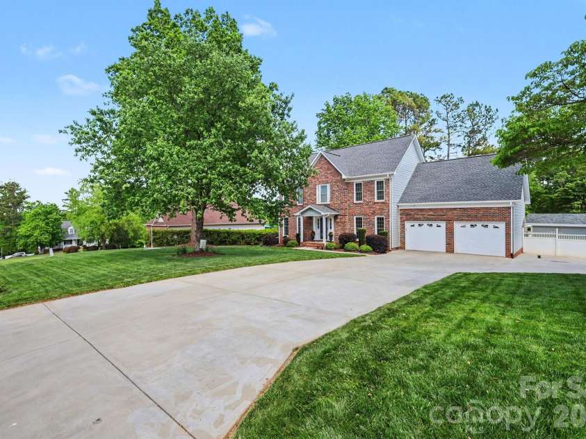 2705 Greenmont Circle, Belmont, NC 28012.  MLS# CAR4368980, YatesRealty ID 15621. 