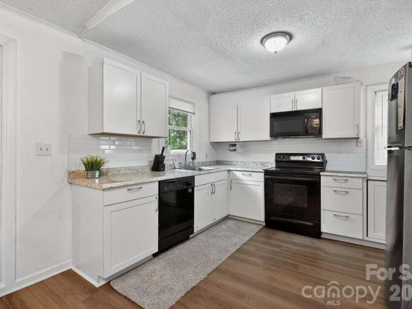7811 Heatherdale Court, Charlotte, NC 28212.  MLS# CAR4371945, YatesRealty ID 15622. 