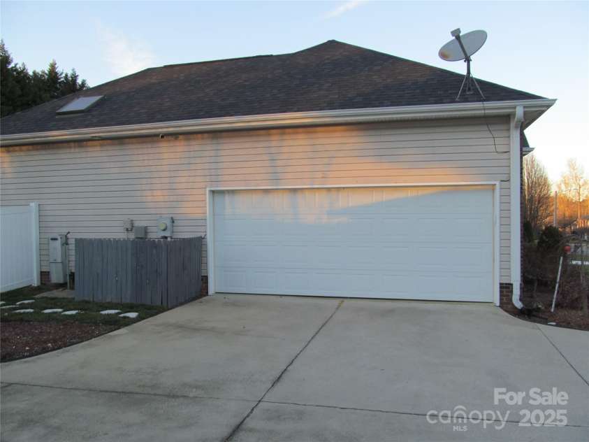 1601 Eden Glen Drive, Dallas, NC 28034.  MLS# CAR4211731, YatesRealty ID 15625. 