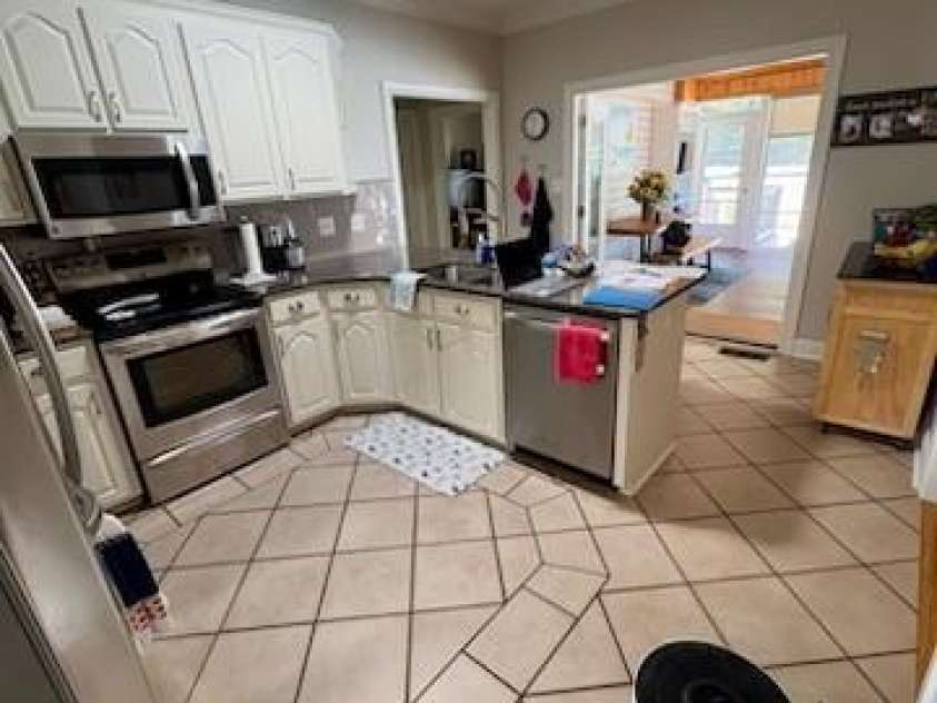 1601 Eden Glen Drive, Dallas, NC 28034.  MLS# CAR4211731, YatesRealty ID 15625. Large Kitchen with lots of cabinets and counter space