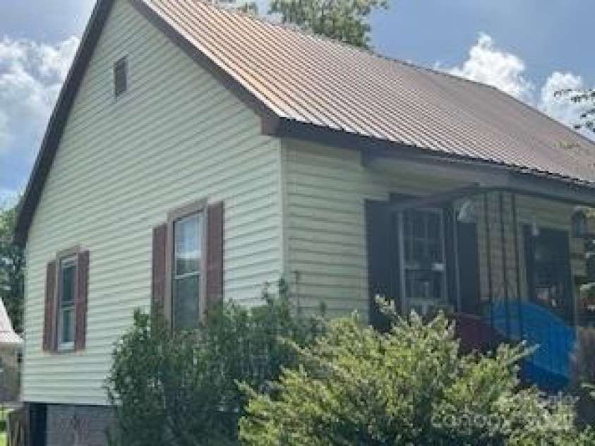 135 6th C Street, Marion, NC 28752.  MLS# CAR4262957, YatesRealty ID 15626. 