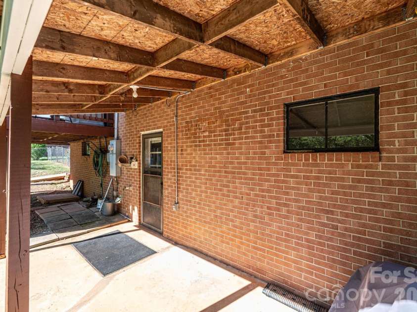 2649 Westview Acres Street, Hickory, NC 28601.  MLS# CAR4371738, YatesRealty ID 15627. 