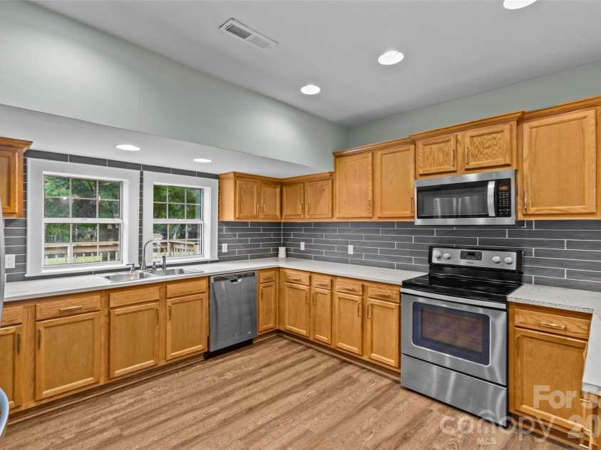 3824 Matthews Mint Hill Road, Matthews, NC 28105.  MLS# CAR4308589, YatesRealty ID 15630. 