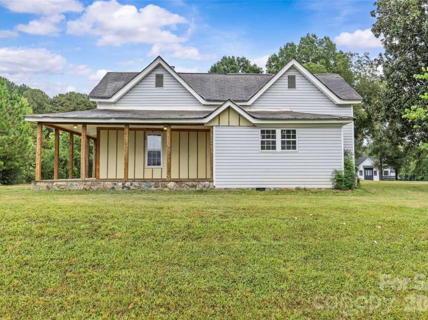 3824 Matthews Mint Hill Road, Matthews, NC 28105.  MLS# CAR4308589, YatesRealty ID 15630. 