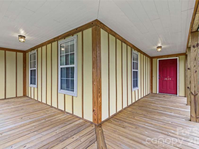 3824 Matthews Mint Hill Road, Matthews, NC 28105.  MLS# CAR4308589, YatesRealty ID 15630. 