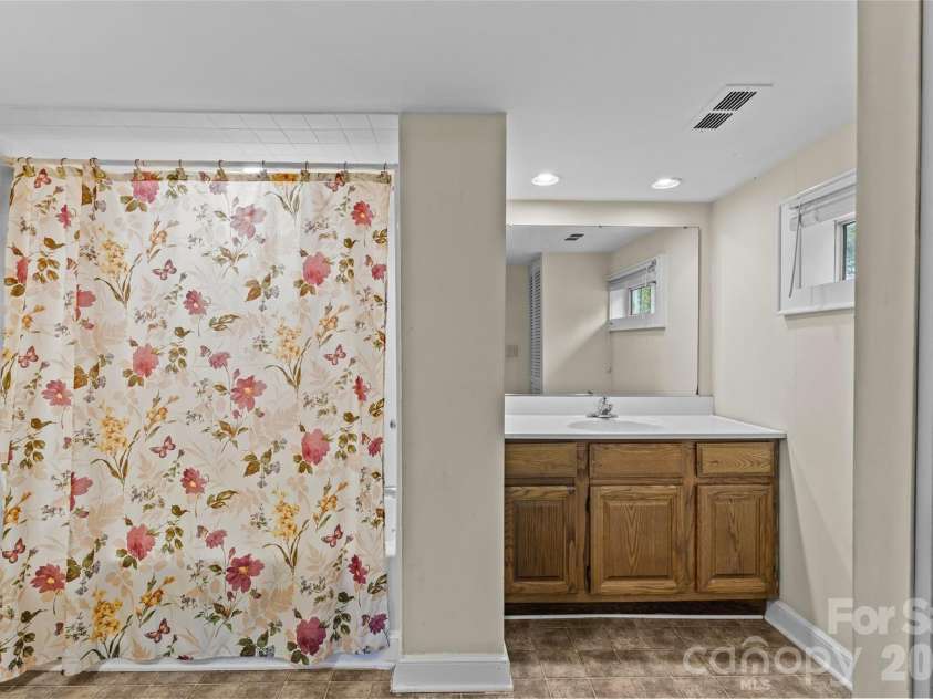 3824 Matthews Mint Hill Road, Matthews, NC 28105.  MLS# CAR4308589, YatesRealty ID 15630. 