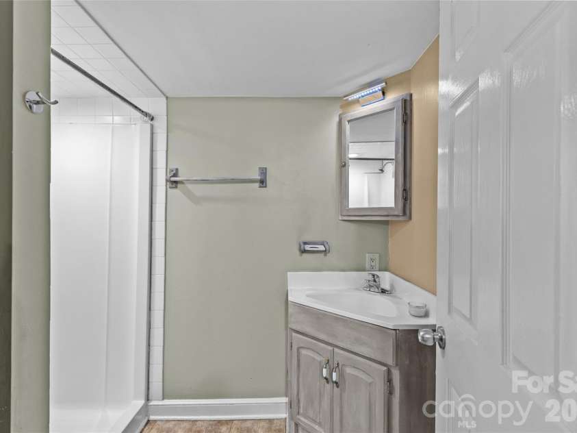 3824 Matthews Mint Hill Road, Matthews, NC 28105.  MLS# CAR4308589, YatesRealty ID 15630. 