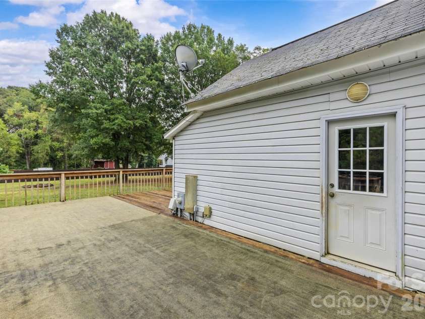 3824 Matthews Mint Hill Road, Matthews, NC 28105.  MLS# CAR4308589, YatesRealty ID 15630. 