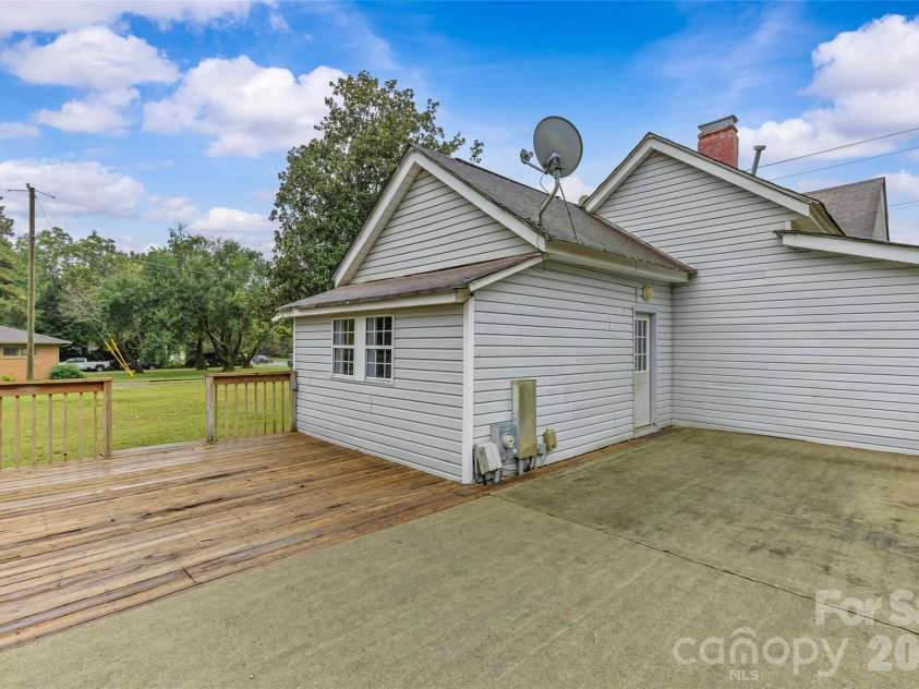 3824 Matthews Mint Hill Road, Matthews, NC 28105.  MLS# CAR4308589, YatesRealty ID 15630. 