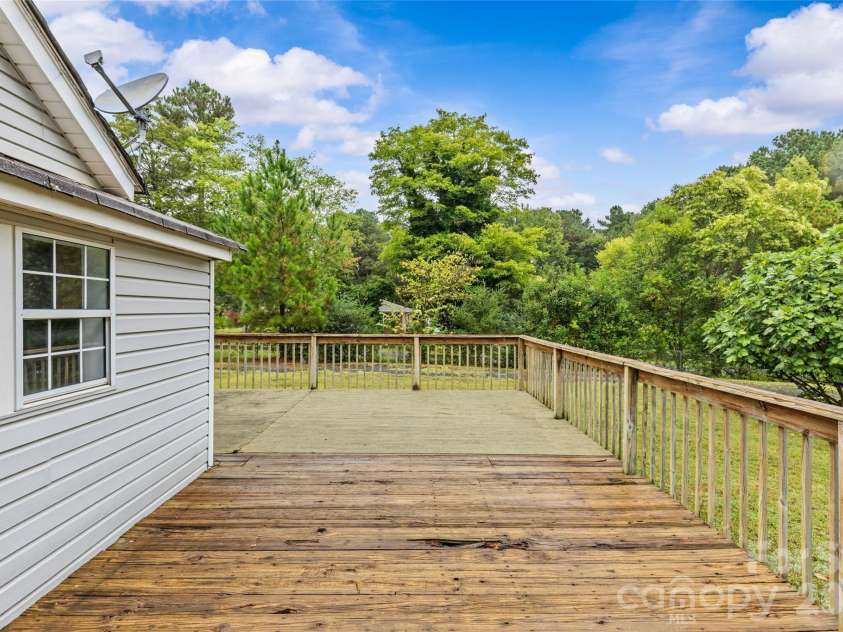 3824 Matthews Mint Hill Road, Matthews, NC 28105.  MLS# CAR4308589, YatesRealty ID 15630. 