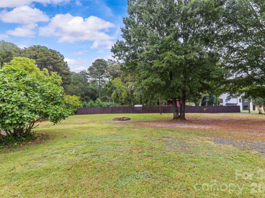 3824 Matthews Mint Hill Road, Matthews, NC 28105.  MLS# CAR4308589, YatesRealty ID 15630. 