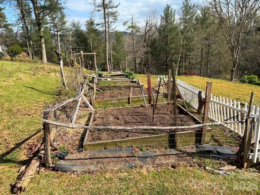 493 Franklintown Road, Spruce Pine, NC 28777.  MLS# CAR4369688, YatesRealty ID 15631. 