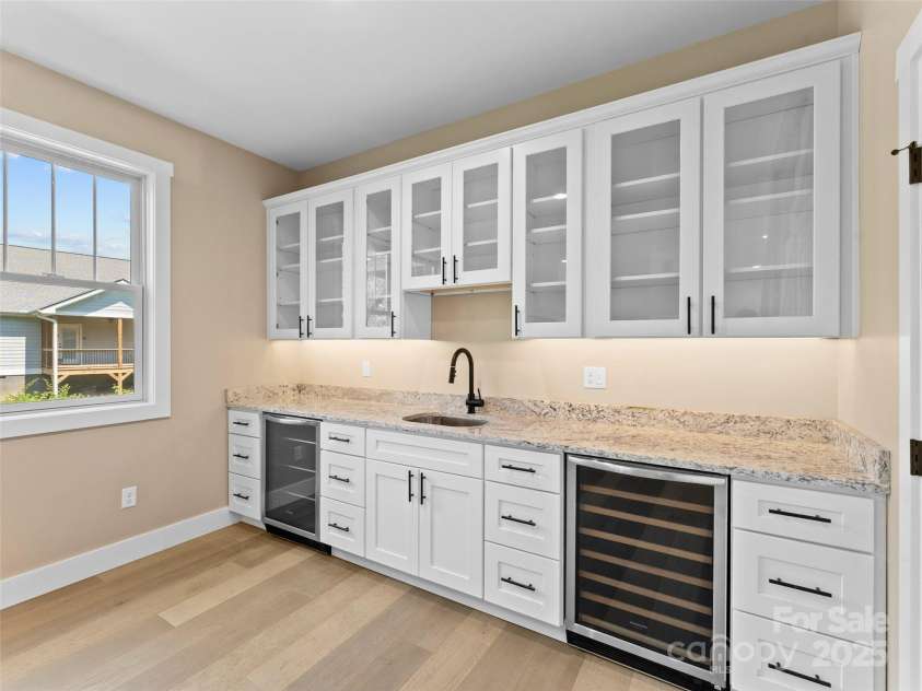 54 Olde Oak Lane, Hendersonville, NC 28792.  MLS# CAR4291259, YatesRealty ID 15631. 