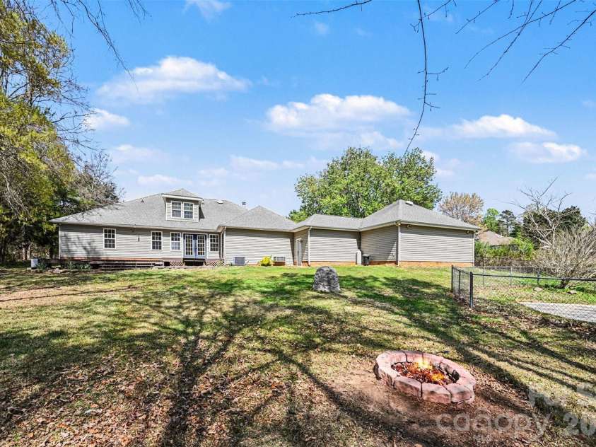 7329 Bailywick Drive, Waxhaw, NC 28173.  MLS# CAR4334755, YatesRealty ID 15632. Fire Pit