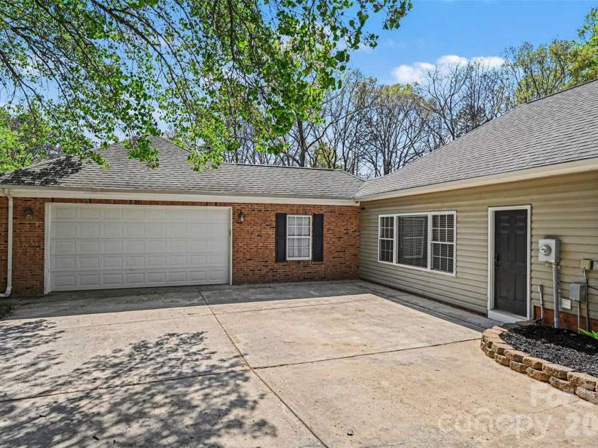 7329 Bailywick Drive, Waxhaw, NC 28173.  MLS# CAR4334755, YatesRealty ID 15632. Garage