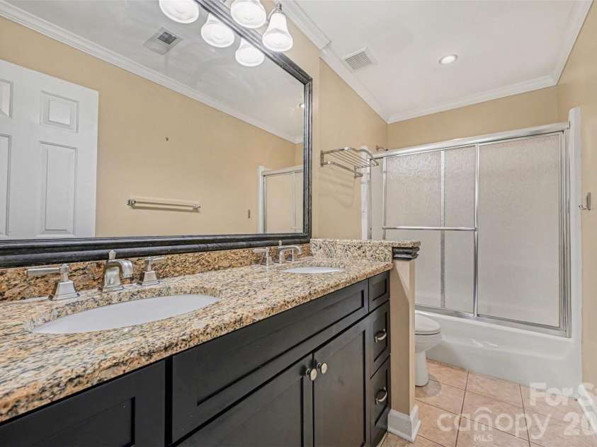 7329 Bailywick Drive, Waxhaw, NC 28173.  MLS# CAR4334755, YatesRealty ID 15632. Hall Bath