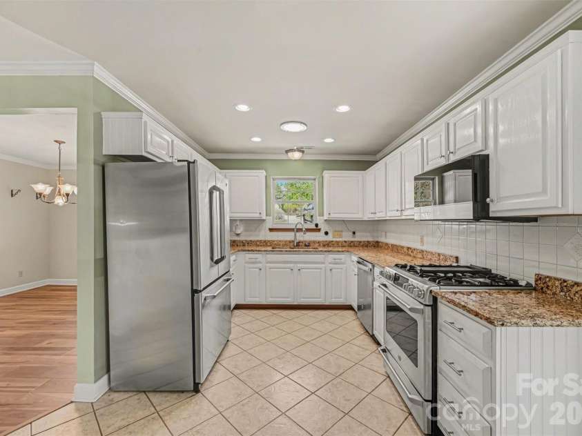 7329 Bailywick Drive, Waxhaw, NC 28173.  MLS# CAR4334755, YatesRealty ID 15632. Kitchen