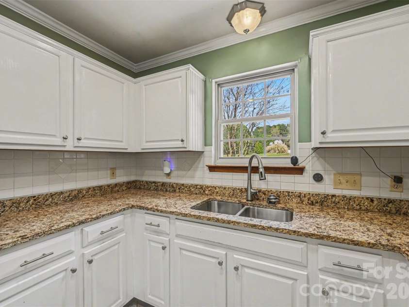 7329 Bailywick Drive, Waxhaw, NC 28173.  MLS# CAR4334755, YatesRealty ID 15632. Kitchen