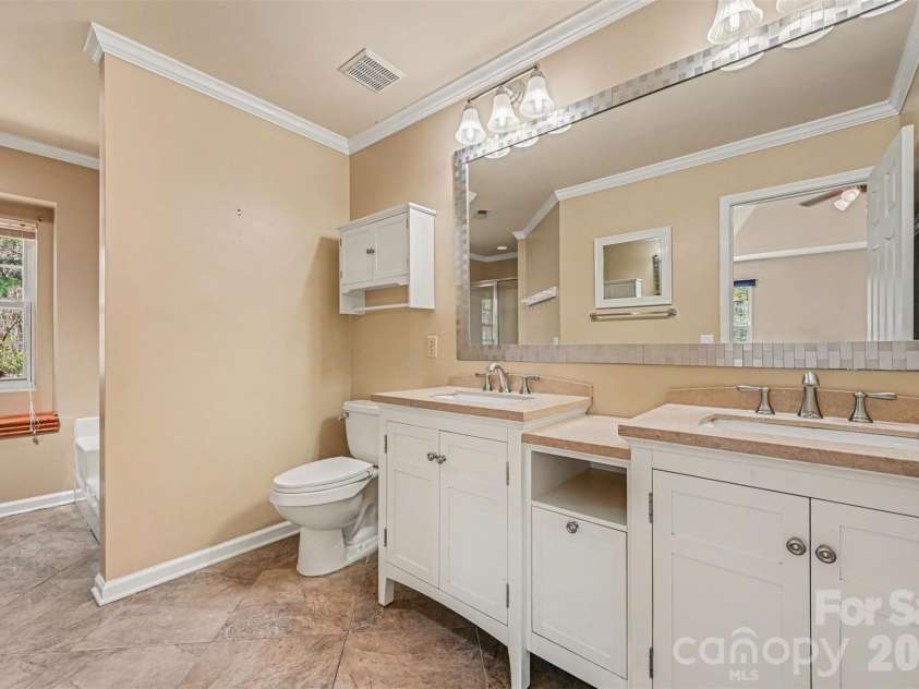 7329 Bailywick Drive, Waxhaw, NC 28173.  MLS# CAR4334755, YatesRealty ID 15632. Primary Bath