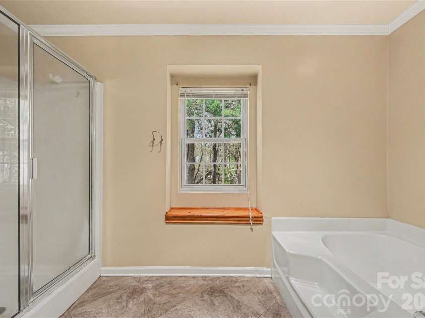 7329 Bailywick Drive, Waxhaw, NC 28173.  MLS# CAR4334755, YatesRealty ID 15632. Primary Bath