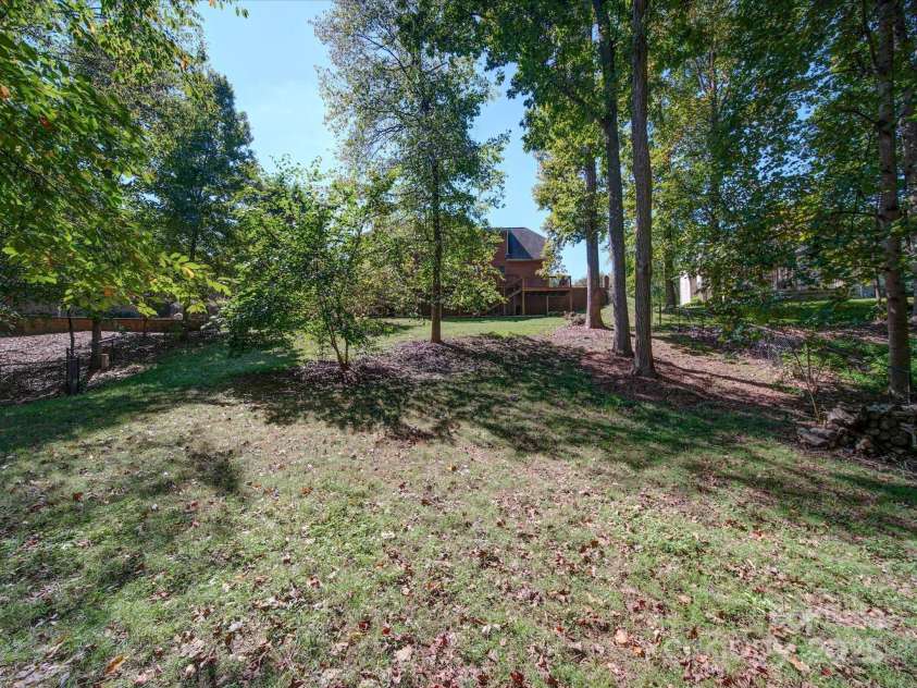 907 Weymouth Drive, Gastonia, NC 28056.  MLS# CAR4187404, YatesRealty ID 15632. Back yard