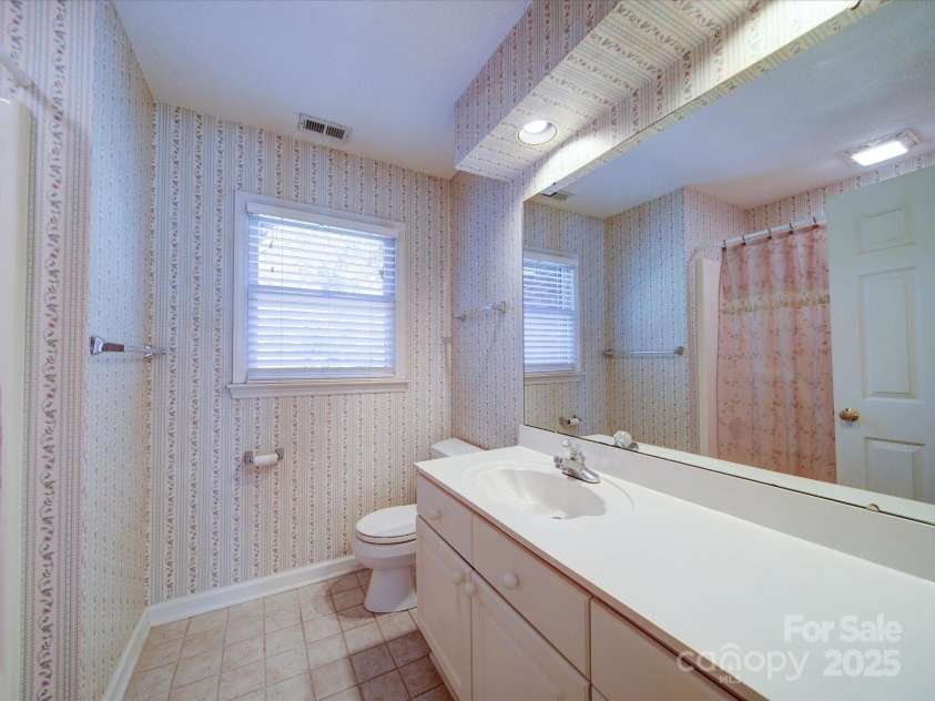 907 Weymouth Drive, Gastonia, NC 28056.  MLS# CAR4187404, YatesRealty ID 15632. Hall Full Bath